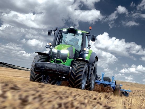 Deutz-Fahr traktor i markarbejde – CN Maskinfabrik